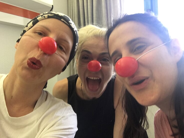 Φωτογραφία της Χρύσας Διαμαντοπούλου, ηθοποιού και καλλιτεχνικής διευθύντριας του «Μικρού Νότου», συνοδευτική της προσωπικής της αφήγησης για τη μάχη με τον καρκίνο του μαστού.