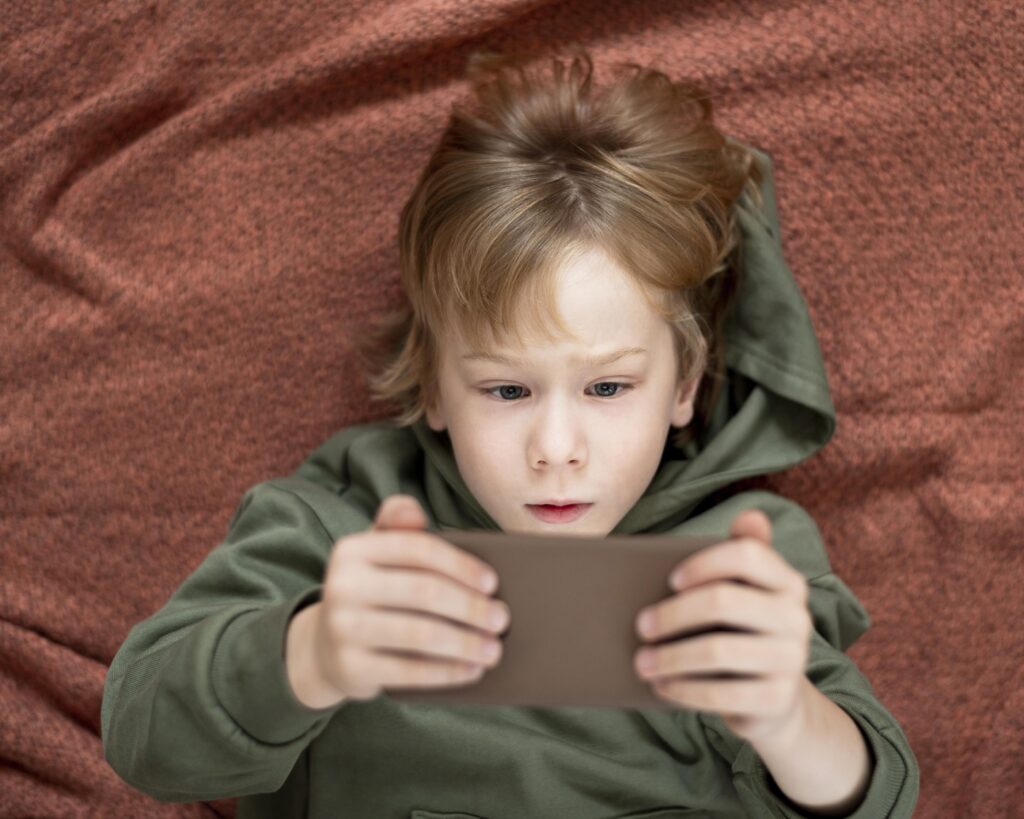 έκθεση ανηλίκων σε ψηφιακό κίνδυνο εθιστικός σχεδιασμός πλατφορμών