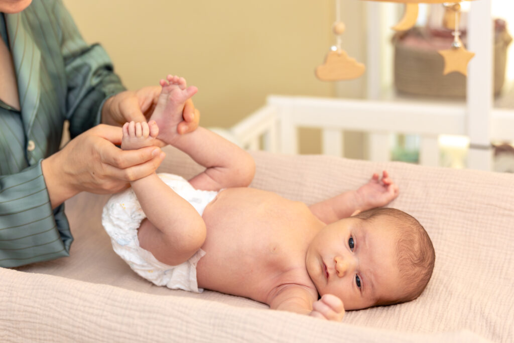 Αλλαγή πάνας νεογέννητου σε ασφαλή επιφάνεια