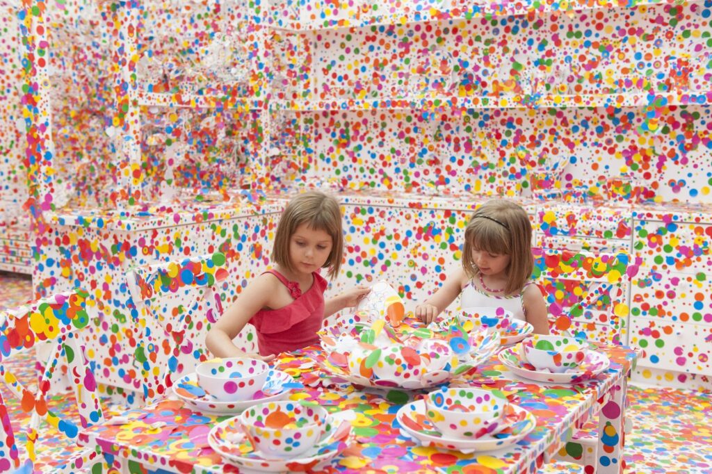 yayoi kusama Obliteration Room σύγχρονη τέχνη για παιδιά