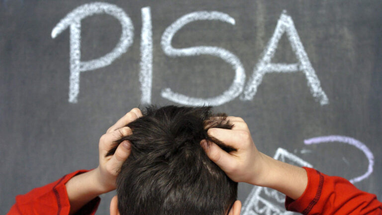 PISA 2025 Ελλάδα έλληνες μαθητές και μαθήτριες επιδόσεις PISA αποτελέσματα βασικό επίπεδο επάρκειας μάθηση στον ψηφιακό κόσμο.